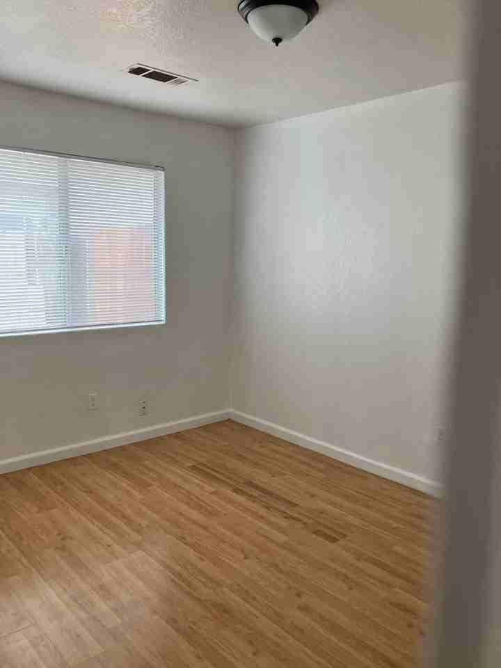 926 W 13th St - Photo 5 of 5