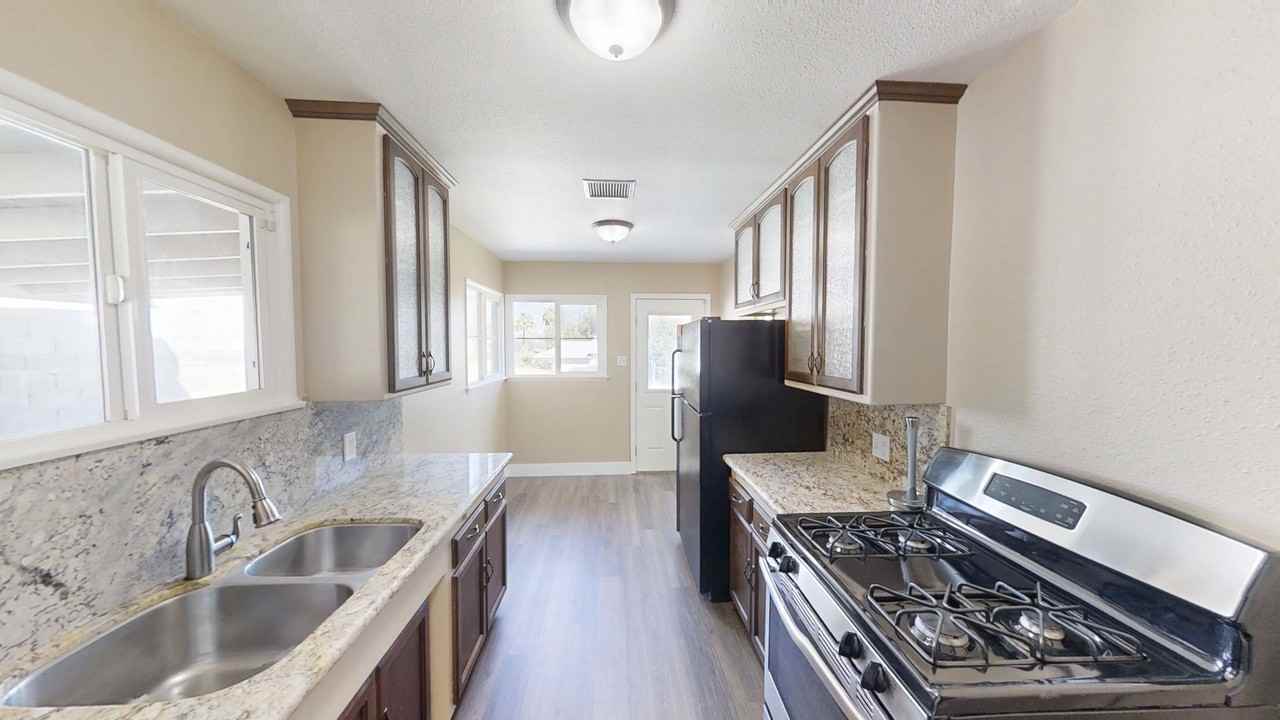 12194 Gladys Ln - Photo 5 of 13