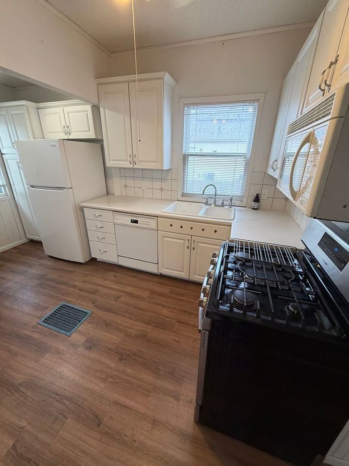 1168 11th St - Photo 3 of 15