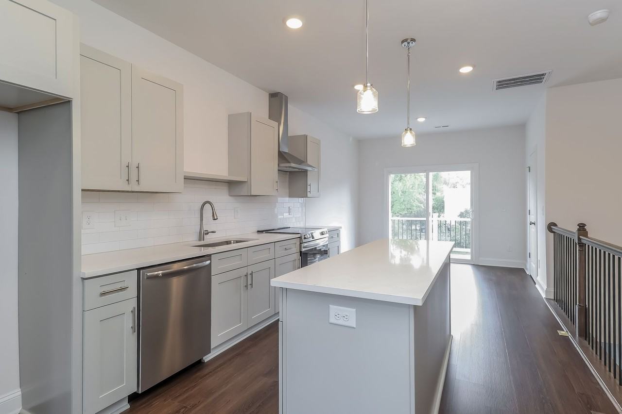 712 712 Drakeford Ct - Photo 3 of 15