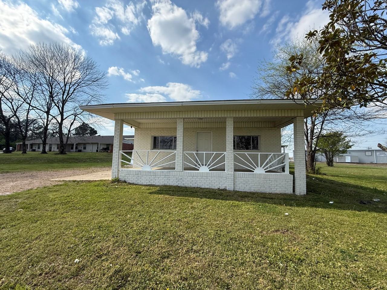 2869 S Green St - Photo 2 of 29