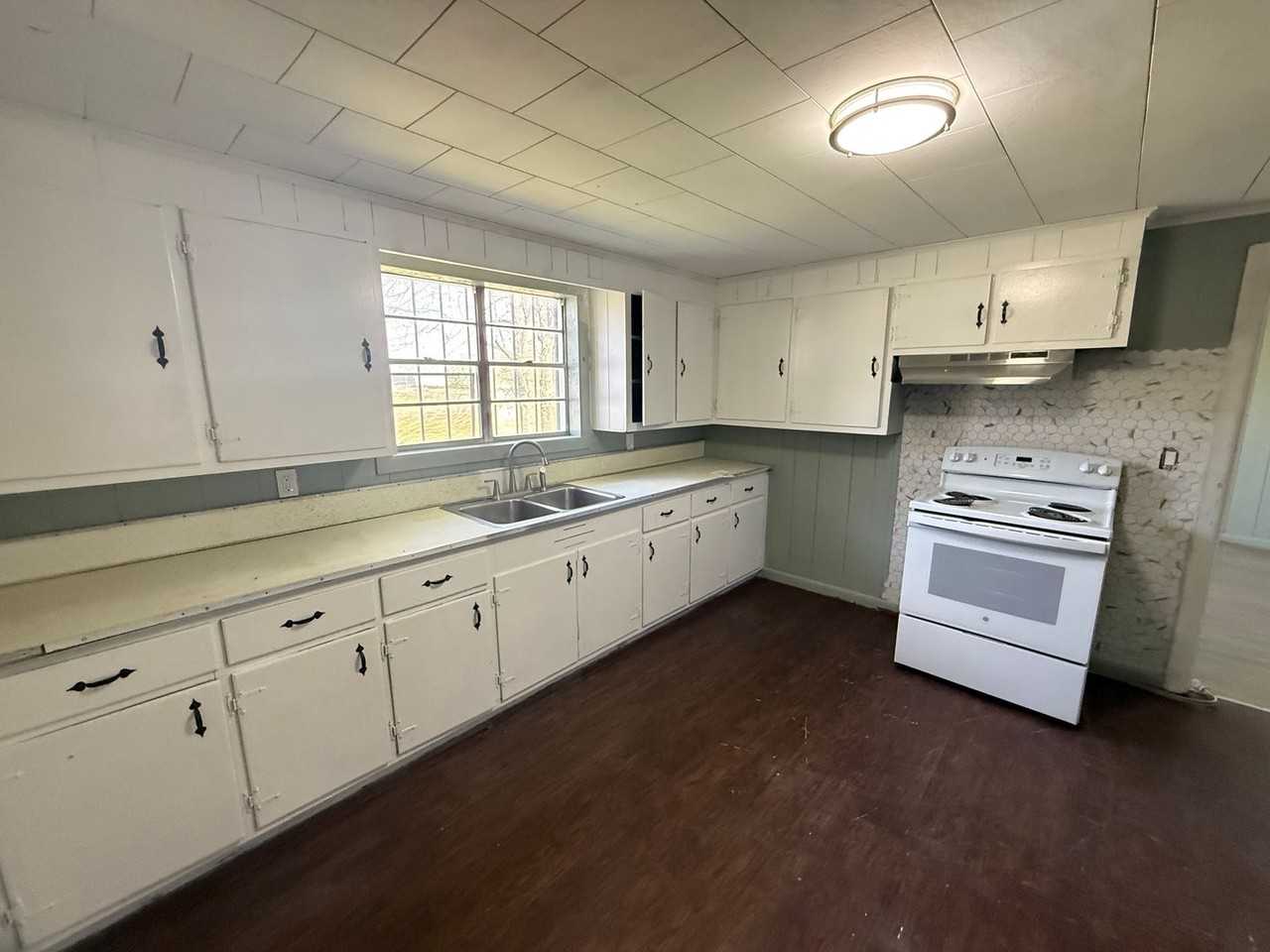 2869 S Green St - Photo 4 of 29