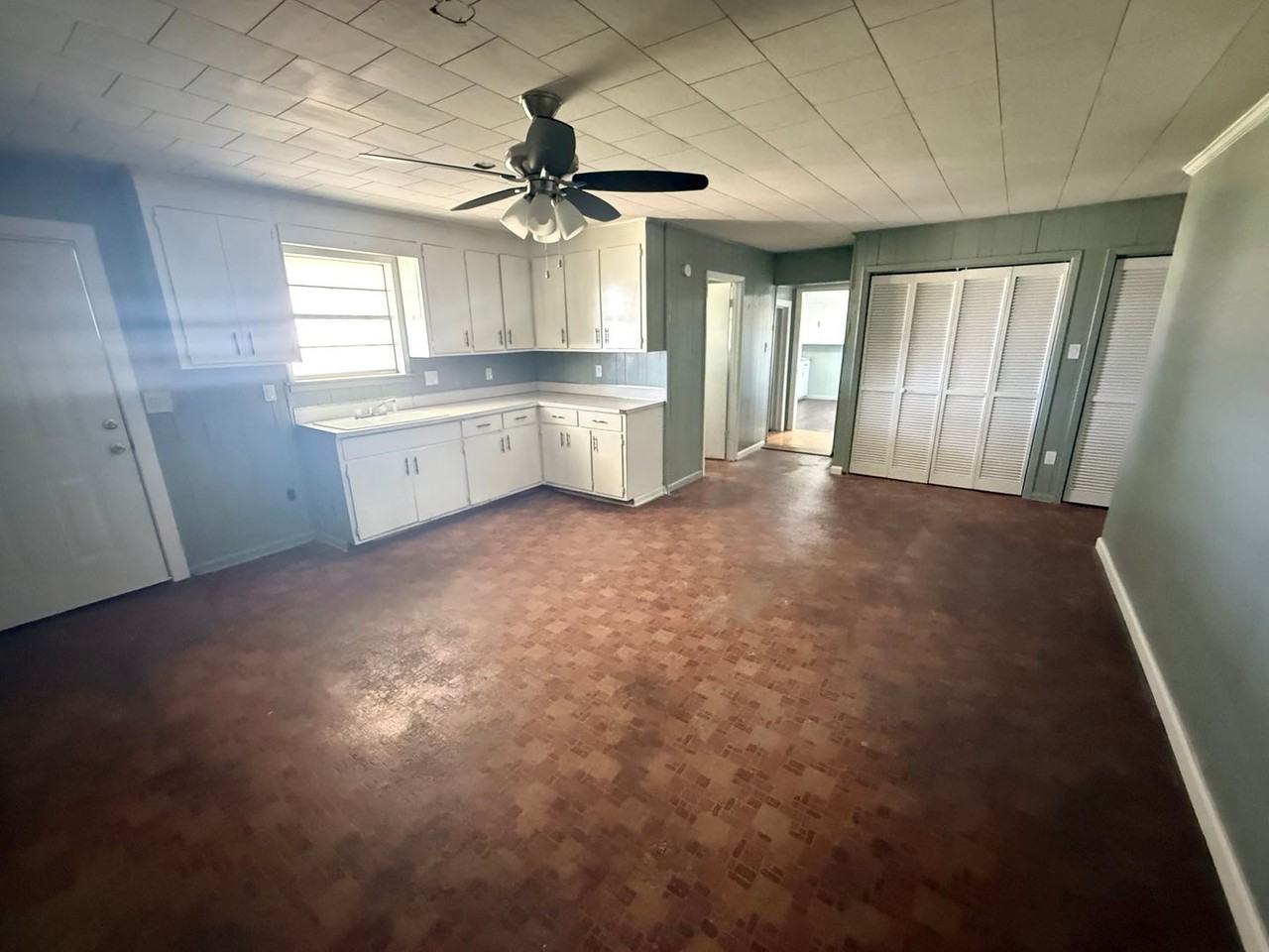 2869 S Green St - Photo 5 of 29