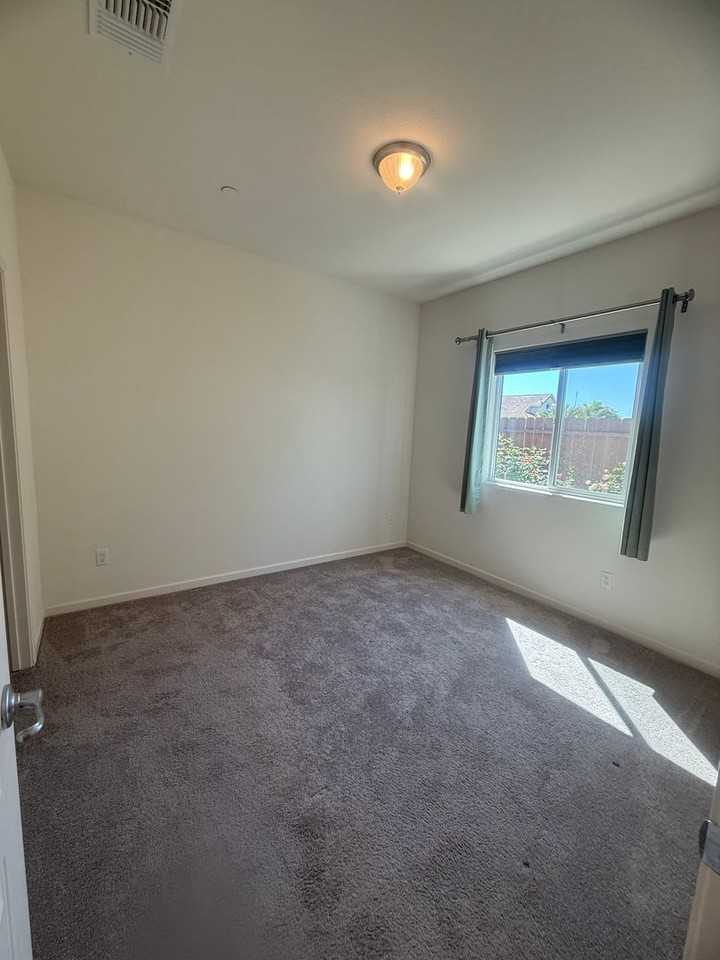 737 Betten St - Photo 4 of 6