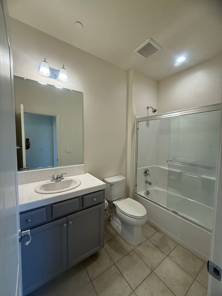 737 Betten St - Photo 5 of 6