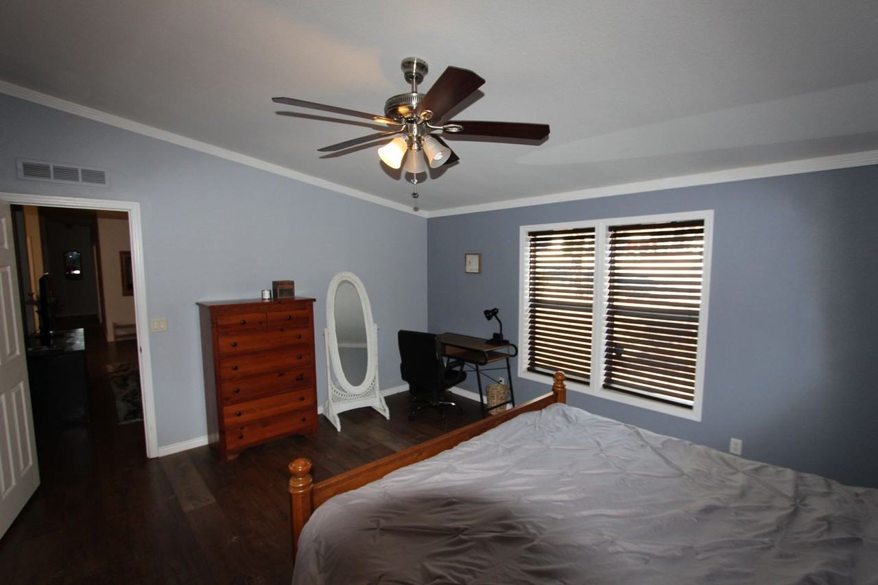 2075 W Alaska Ave - Photo 7 of 22