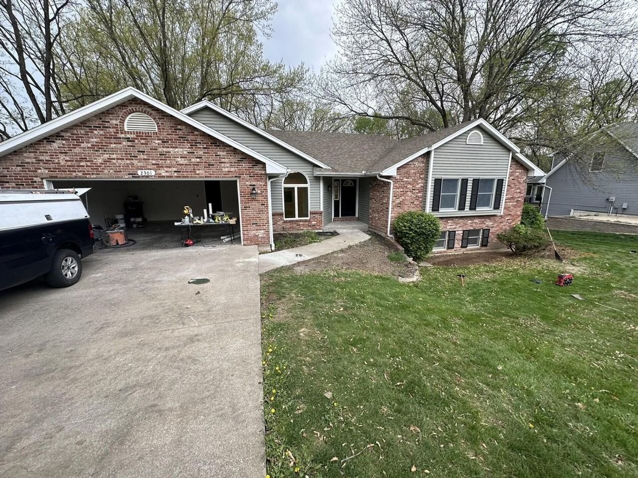 2301 Grant Ln - Photo 2 of 33