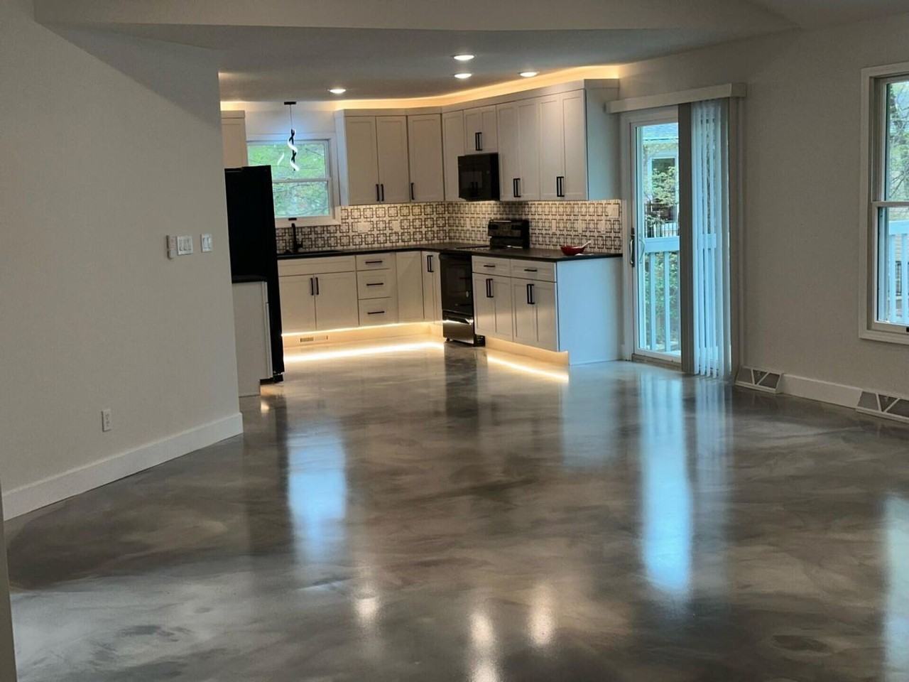 2301 Grant Ln - Photo 4 of 33