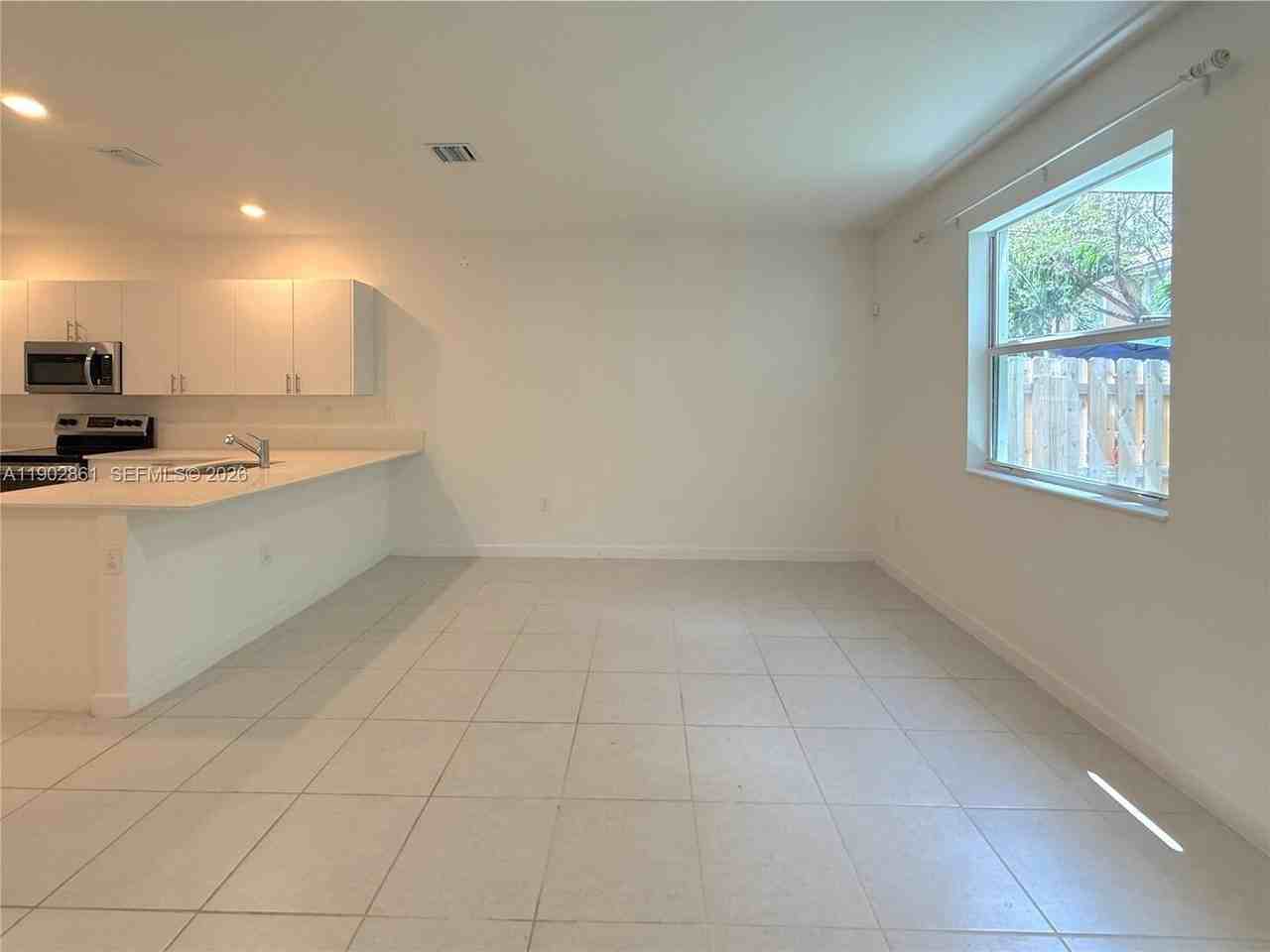 1060 Se 26th Ter - Photo 2 of 17