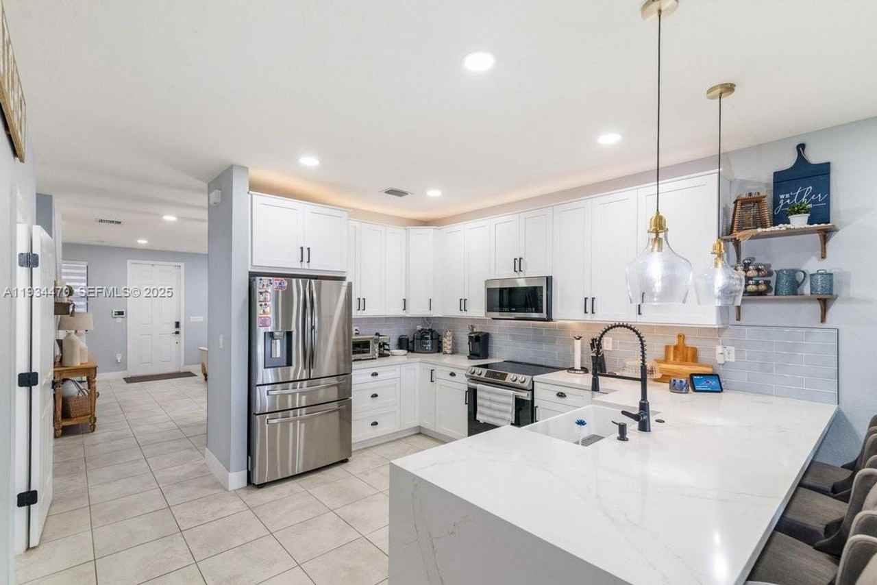 2417 Ne 2nd Dr - Photo 2 of 19