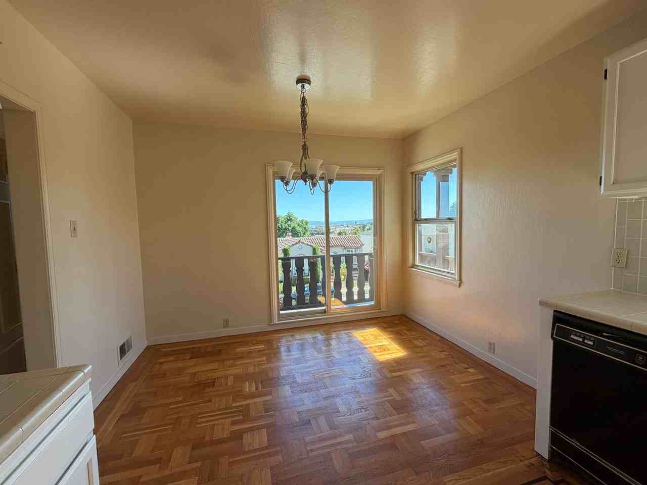 279 Elder Ave - Photo 4 of 21