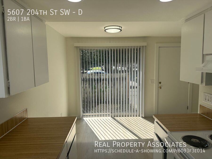 5607 204th St Sw #D - Photo 3 of 11