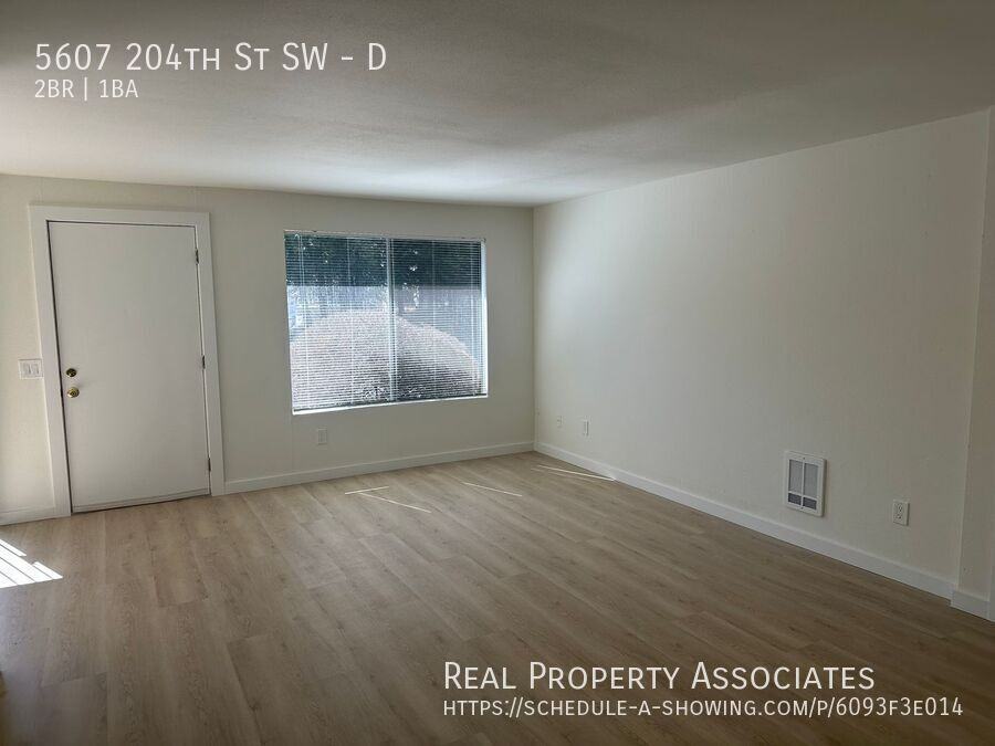 5607 204th St Sw #D - Photo 4 of 11