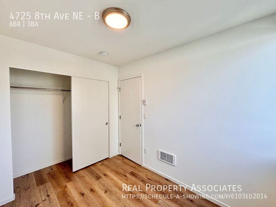 4725 8th Ave Ne #B - Photo 3 of 22