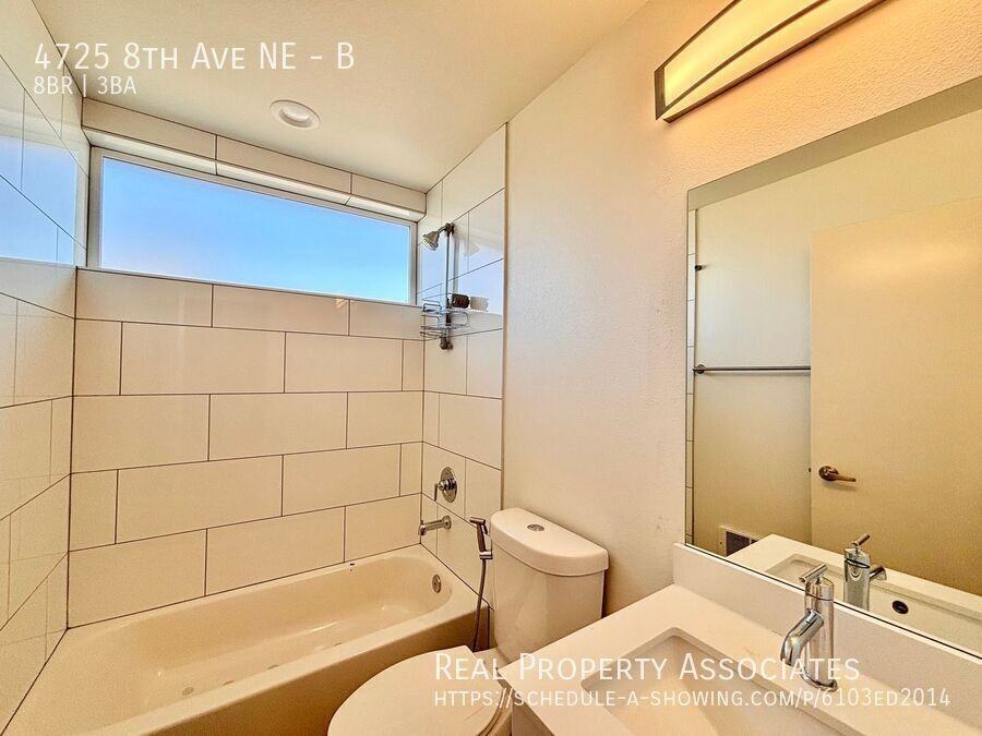 4725 8th Ave Ne #B - Photo 7 of 22