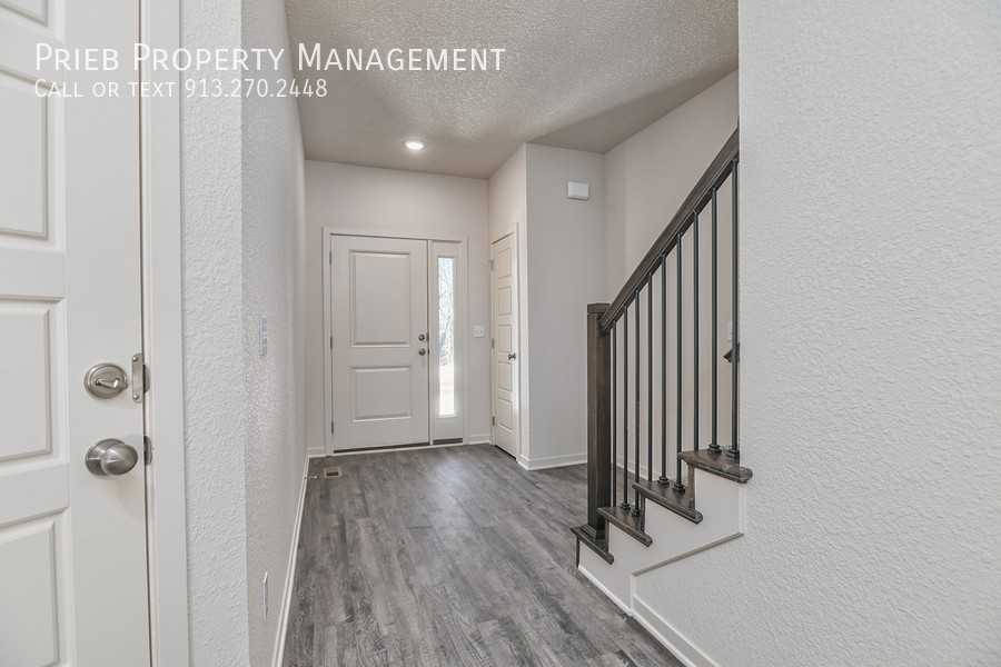 10322 Farrow Ave #7 - Photo 3 of 34