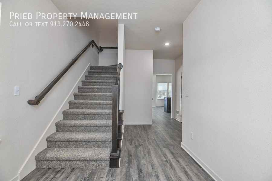 10322 Farrow Ave #7 - Photo 7 of 34