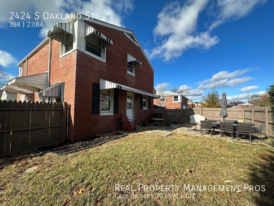 2424 S Oakland St - Photo 2 of 34