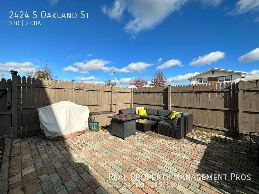 2424 S Oakland St - Photo 3 of 34