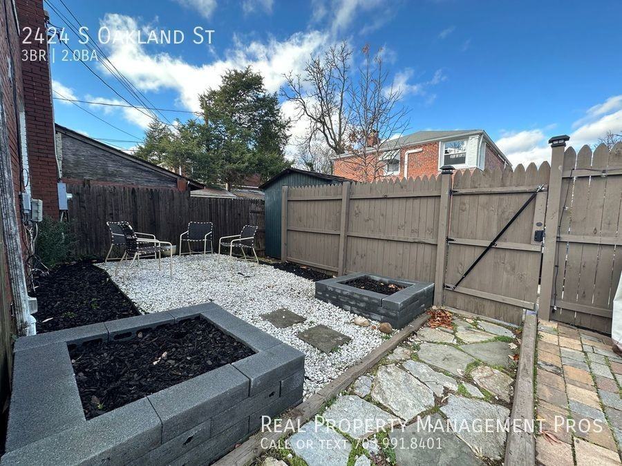 2424 S Oakland St - Photo 5 of 34