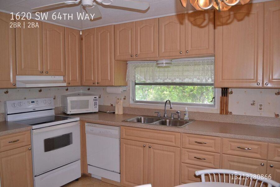 1620 Sw 64th Way - Photo 5 of 31