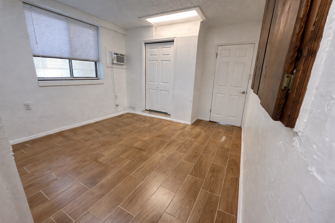 642 180th Ave E #B - Photo 7 of 14