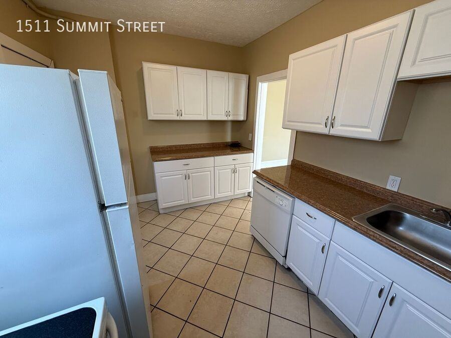 1511 Summit St - Photo 2 of 16