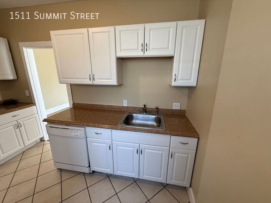 1511 Summit St - Photo 3 of 16