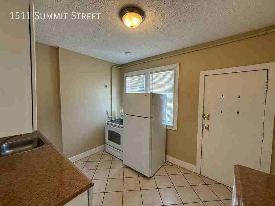 1511 Summit St - Photo 4 of 16