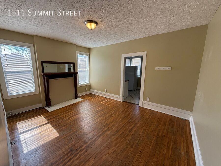 1511 Summit St - Photo 5 of 16