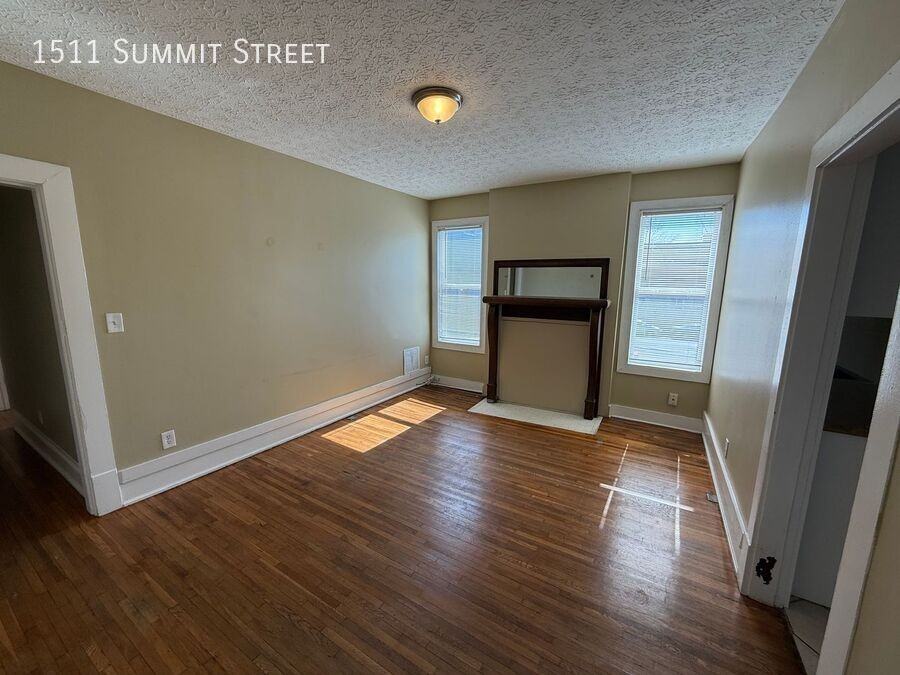 1511 Summit St - Photo 6 of 16