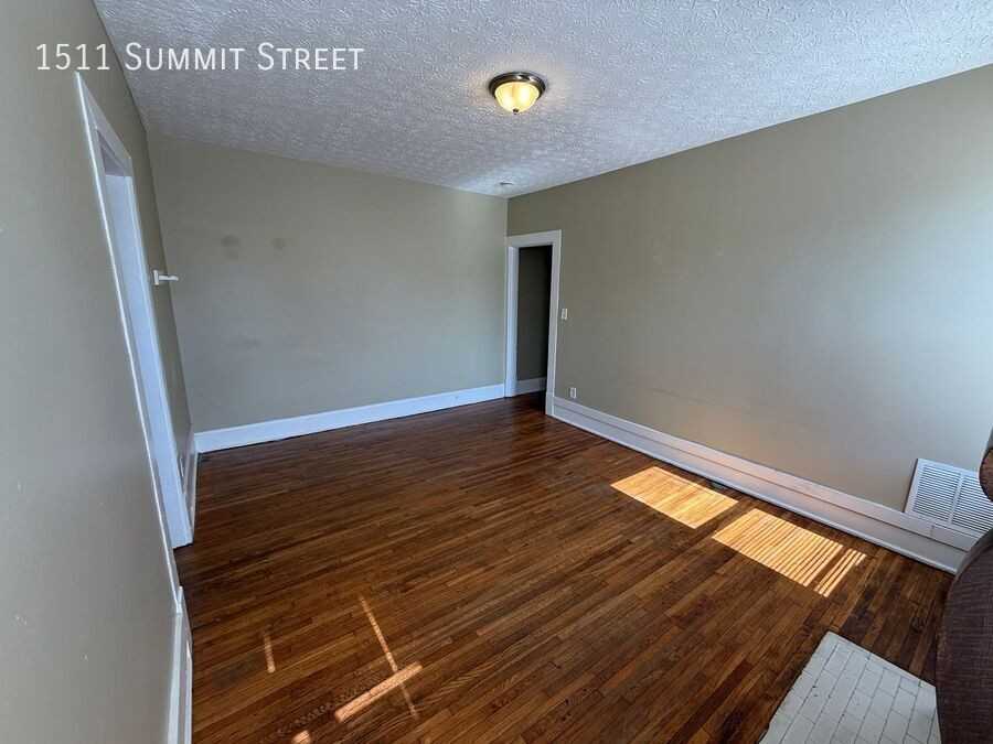 1511 Summit St - Photo 7 of 16