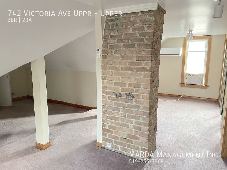742 Victoria Ave Uppr - Photo 5 of 24