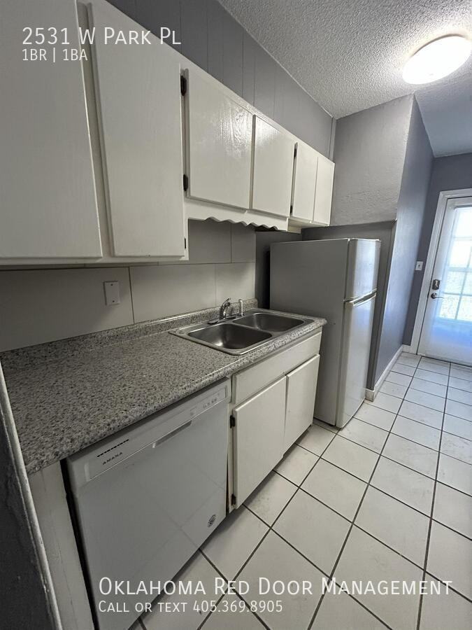 2531 W Park Pl - Photo 4 of 7