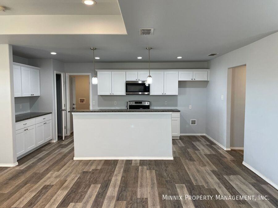 8414 11th St - Photo 4 of 29