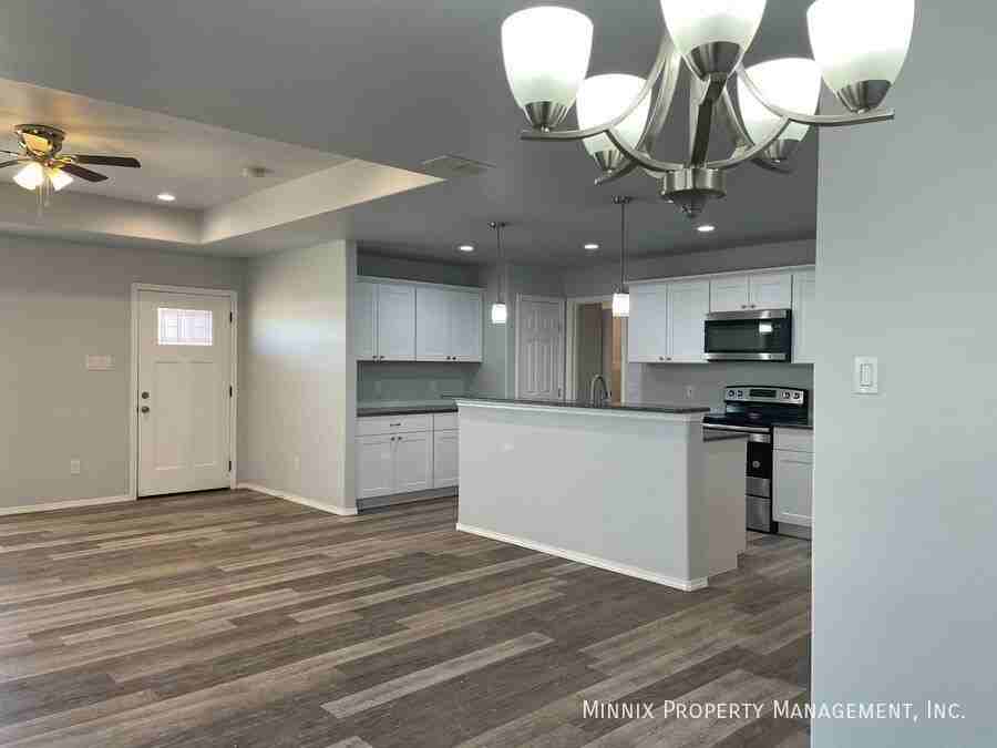 8414 11th St - Photo 5 of 29