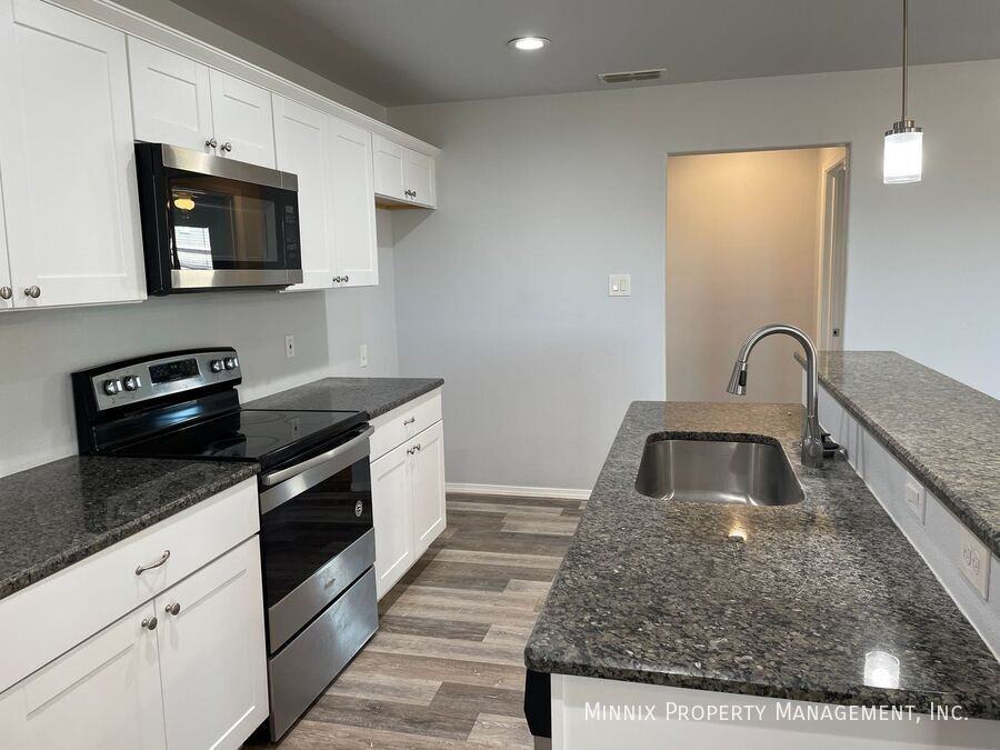 8414 11th St - Photo 6 of 29