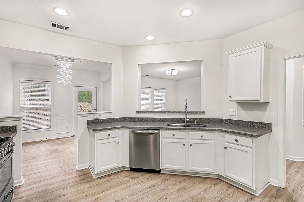 1645 Caswell Pkwy - Photo 3 of 19