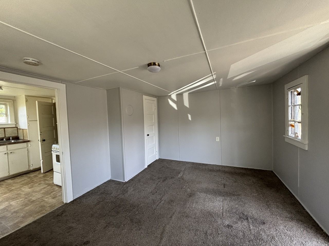 307 1/2 Sw I St #B - Photo 2 of 4