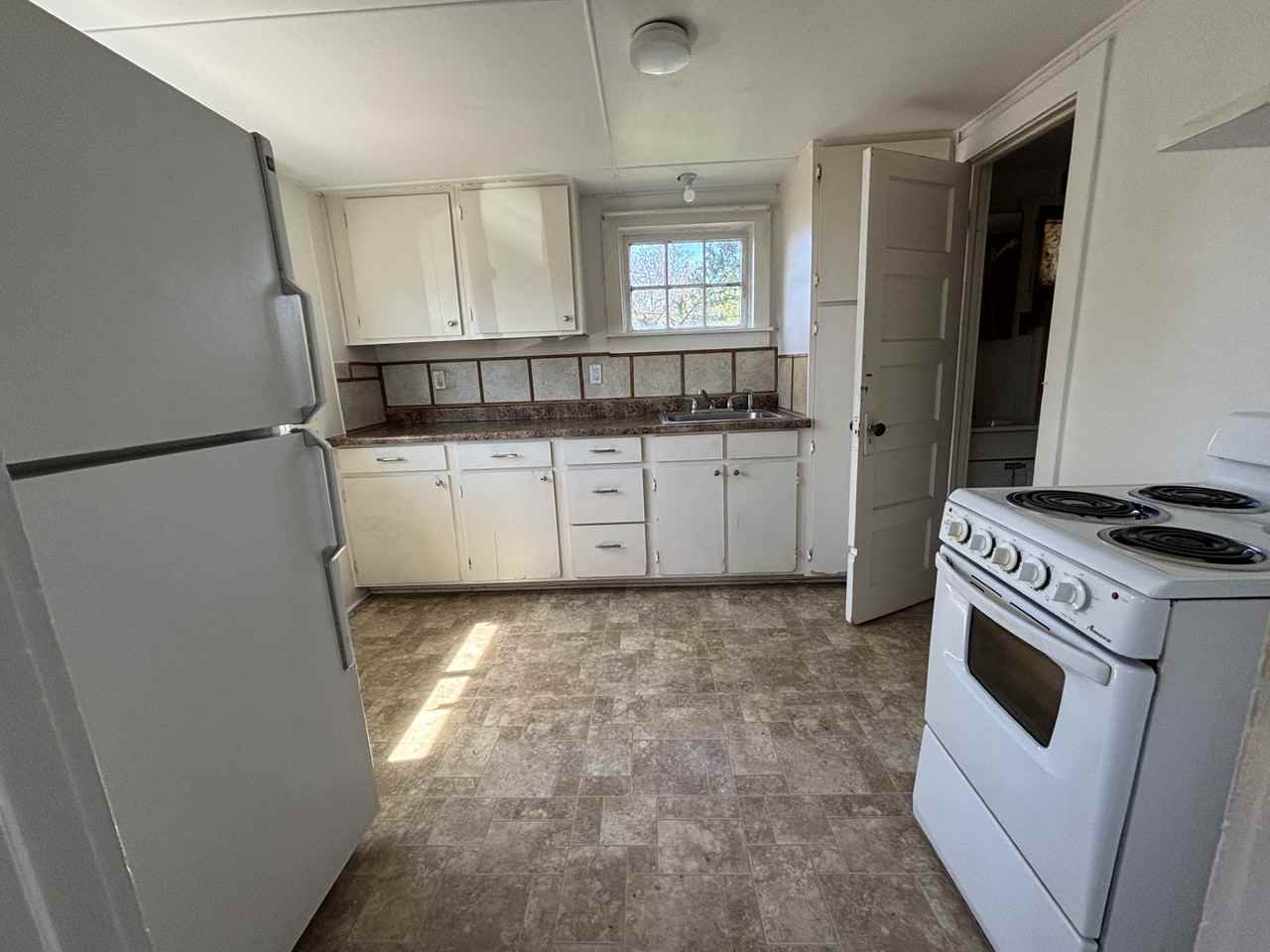 307 1/2 Sw I St #B - Photo 3 of 4