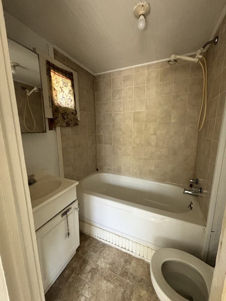 307 1/2 Sw I St #B - Photo 4 of 4