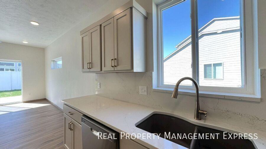 3513 S Broek Dr - Photo 4 of 31