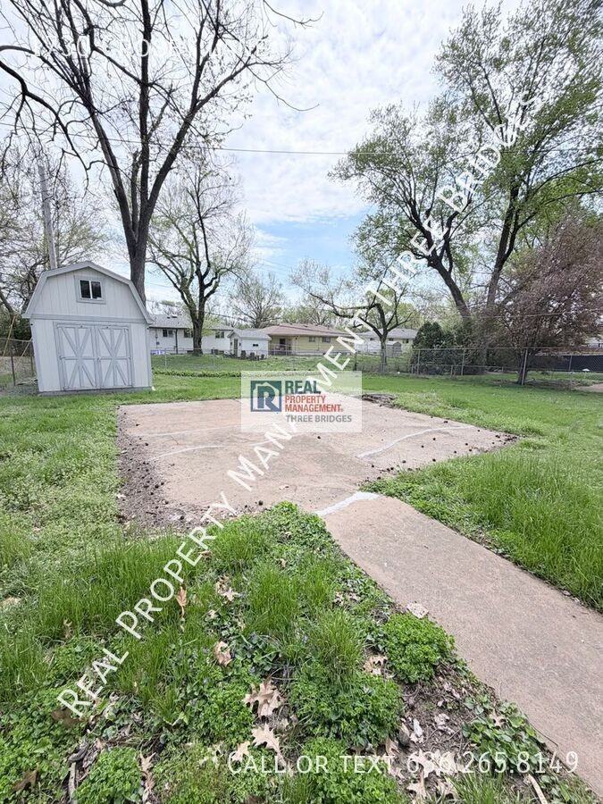 1730 Crosby Ln - Photo 4 of 19