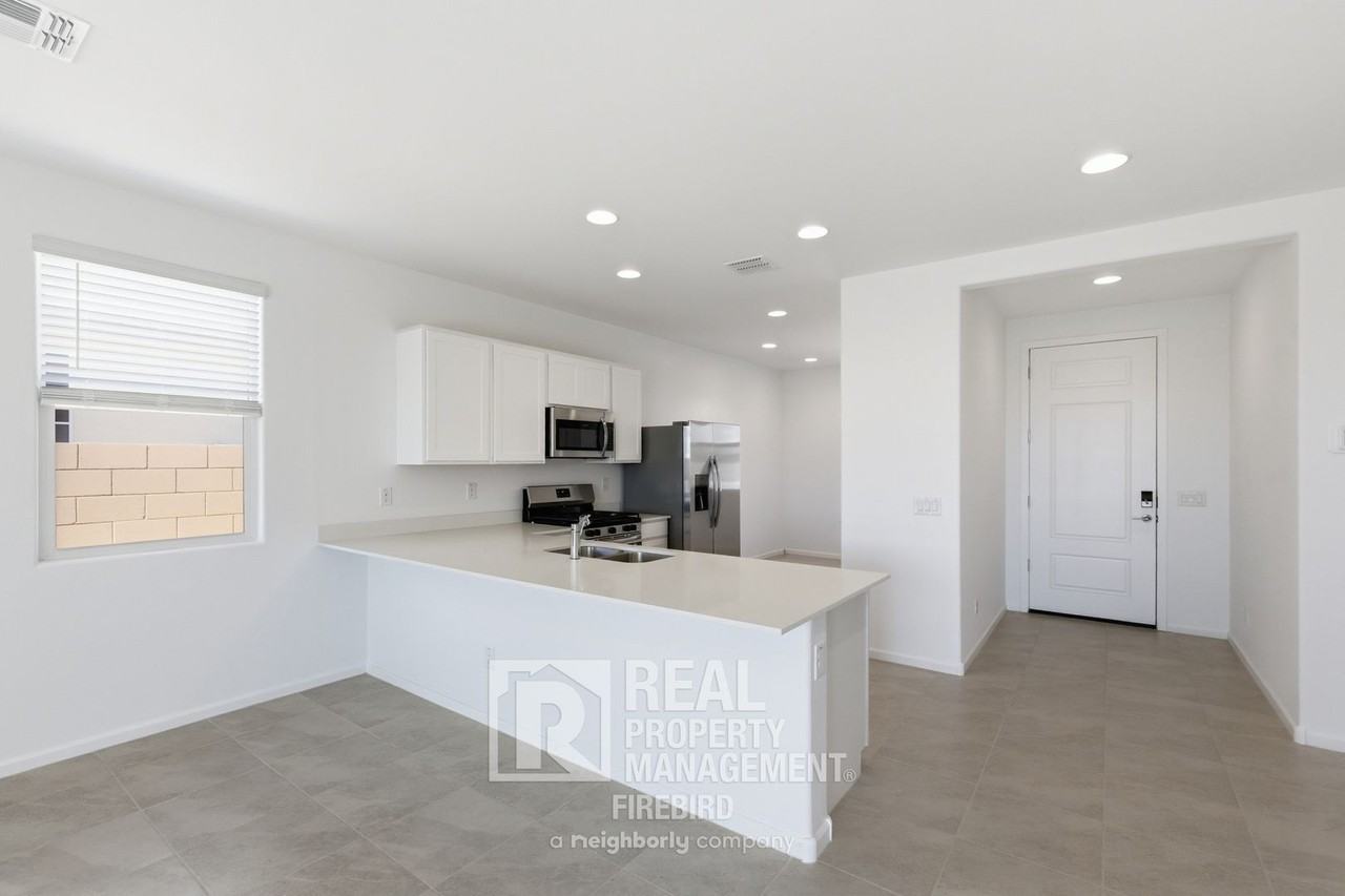 17333 W Smoketree Dr - Photo 5 of 22