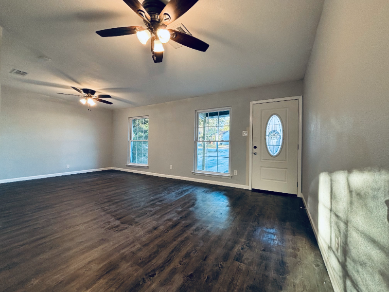 2325 Lakehurst Dr - Photo 2 of 14