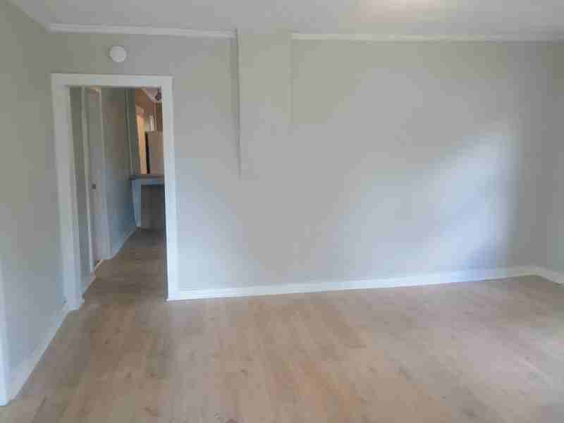 301 E Olive St - Photo 4 of 11