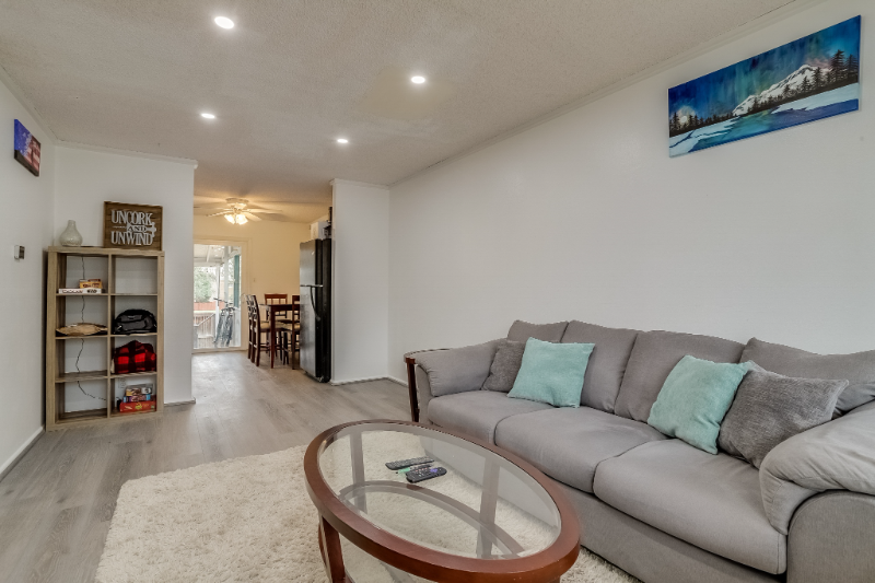 11646 Lincoln St - Photo 2 of 11