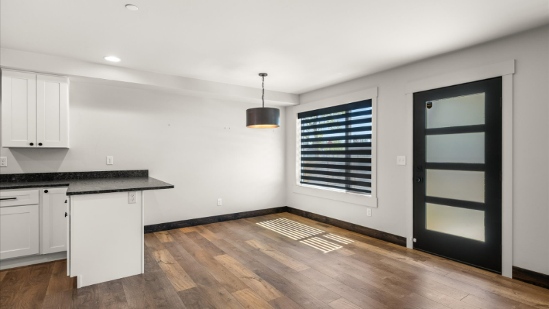 1010 E 7th St #E - Photo 5 of 20