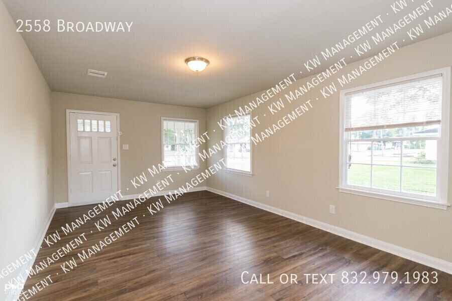 2558 Broadway St - Photo 3 of 20