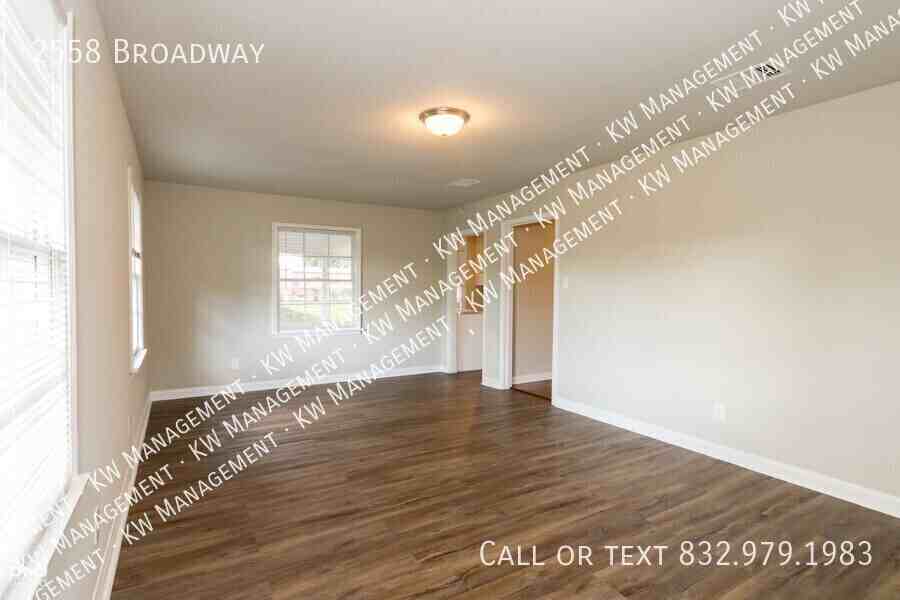 2558 Broadway St - Photo 4 of 20